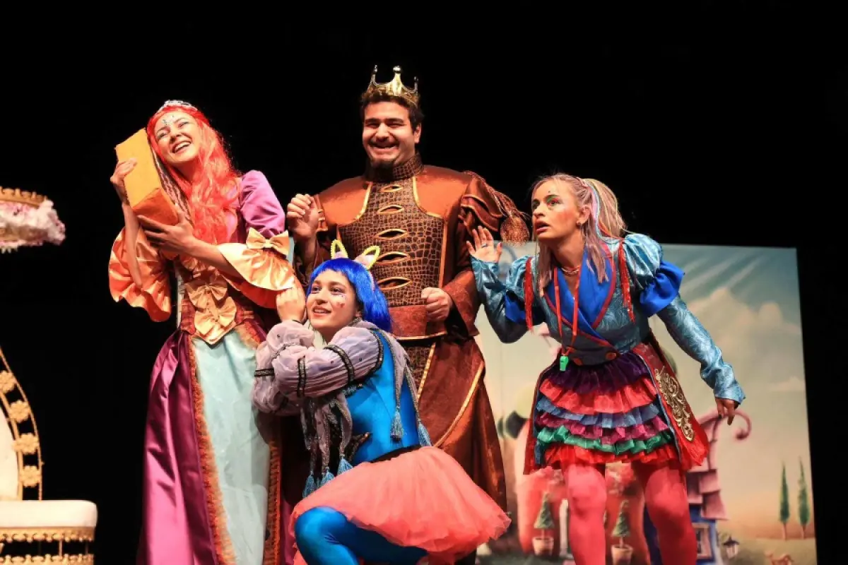 Sahne Dekorları ve Kostümü